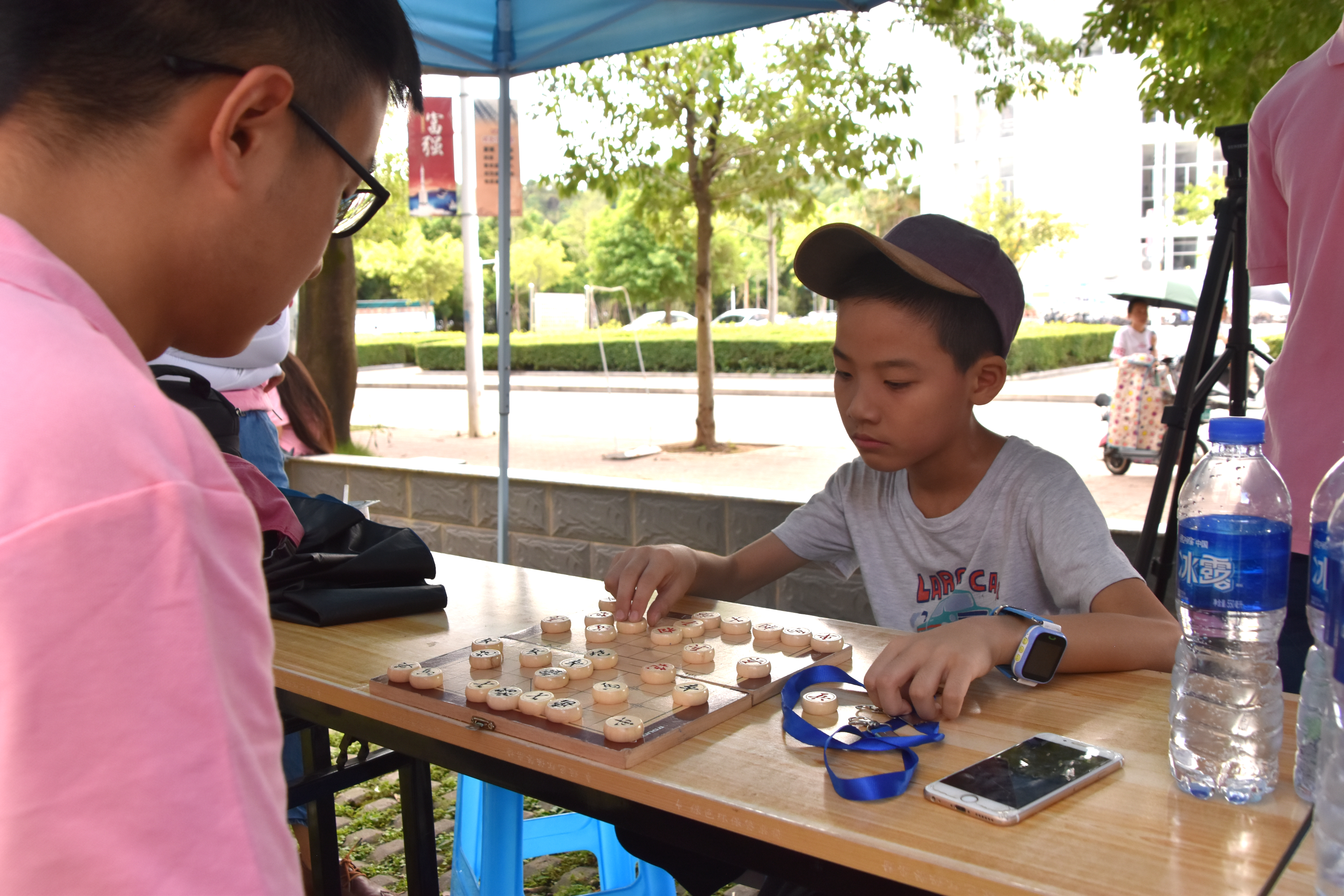 实践队队员与孩子下象棋 实践队队员与孩子下象棋